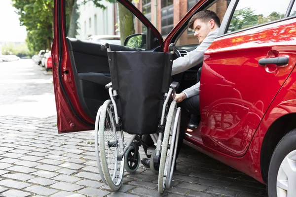 Mannen sitter i bilen — Stockfoto