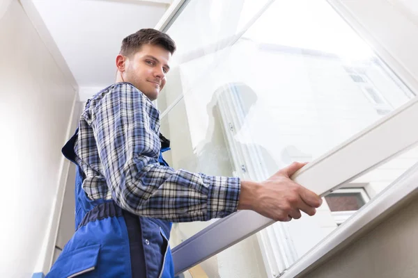 Mannelijke reparateur installeren venster — Stockfoto