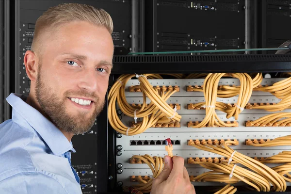 Técnico revisando los cables del servidor — Foto de Stock