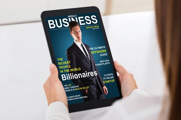 Empresario mirando a la revista Business —  Fotos de Stock
