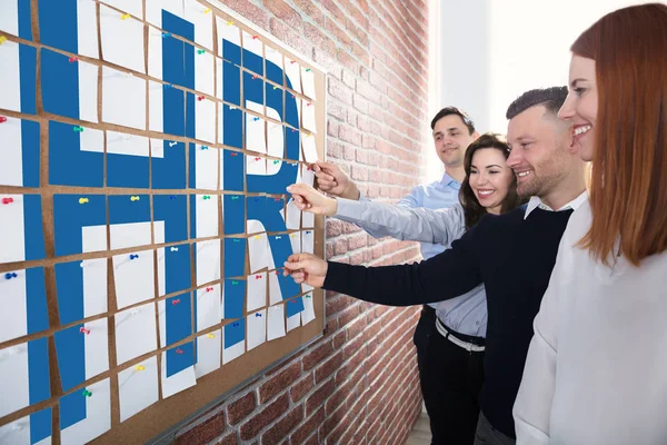 Mensen Uit Het Bedrijfsleven Kijken Tekst Gemaakt Met Zelfklevende Notities — Stockfoto