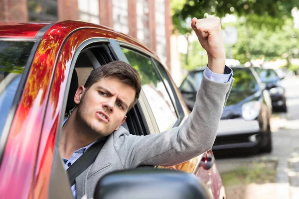 Homem olhando para fora do carro — Fotografia de Stock