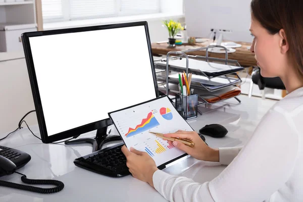 Affärskvinna analysera diagram i Office — Stockfoto