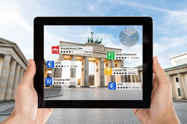 Närbild Händer Som Håller Digital Tablett Med Olika Information Brandenburger — Stockfoto