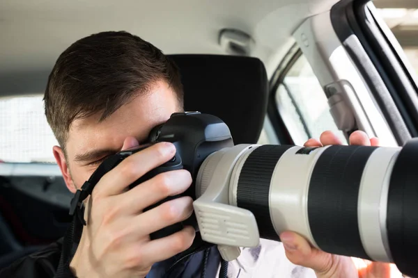 Detektiv fotograferar med kameran — Stockfoto