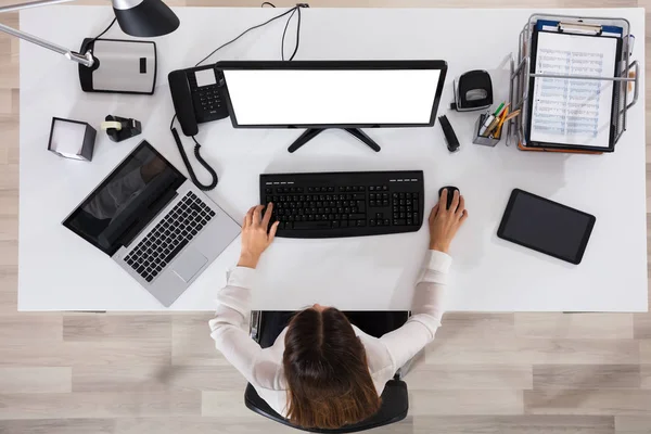 Zakenvrouw werkt op de computer — Stockfoto