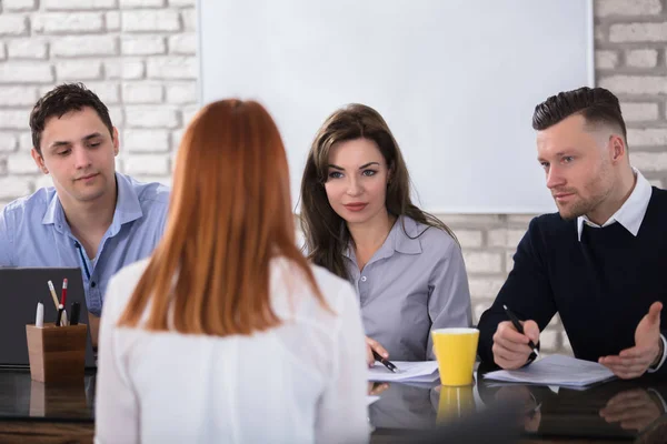 Achteraanzicht Van Een Vrouw Sollicitatiegesprek — Stockfoto