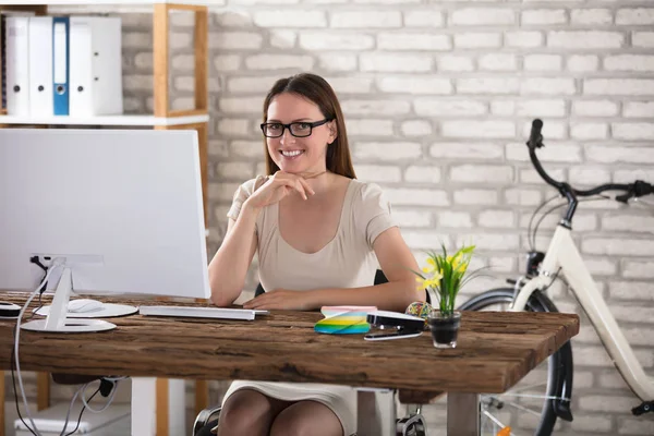 Mujer usando computadora — Foto de Stock