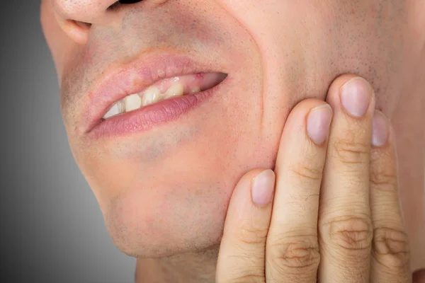 Homem que sofre de dor de dente — Fotografia de Stock