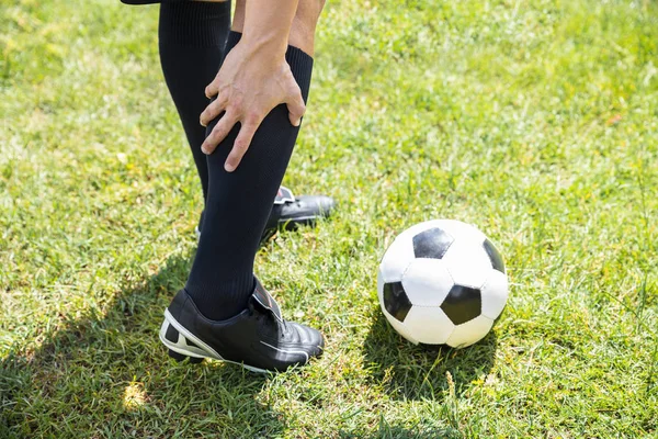 Jugador que sufre de lesión en la pierna — Foto de Stock