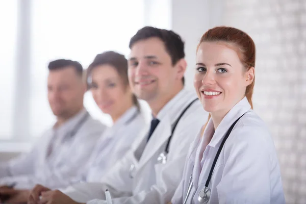 Sorrindo Equipe Médica Sentado Uma Fileira — Fotografia de Stock