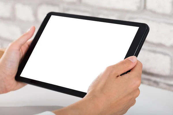 Person som använder digital tablet — Stockfoto