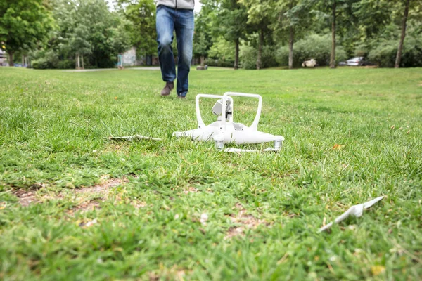 Quadrocopter esett a fű — Stock Fotó