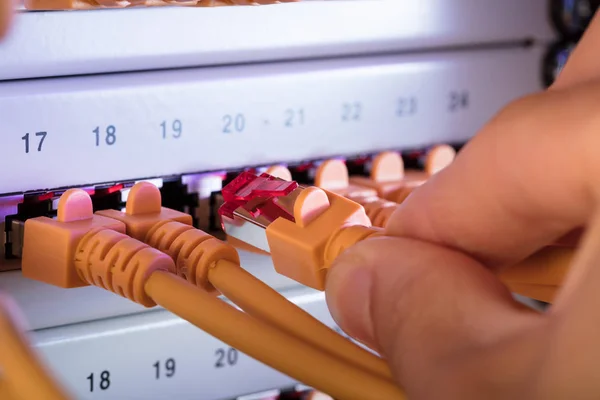 Cables de red de conexión a mano — Foto de Stock