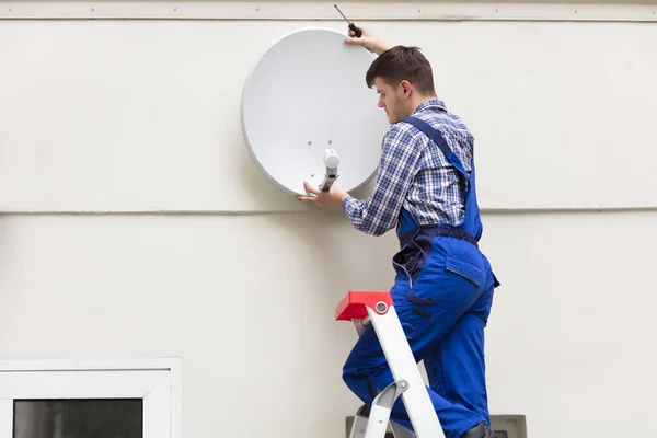 Technician Installing TV Satellite Dish — Stock Photo, Image