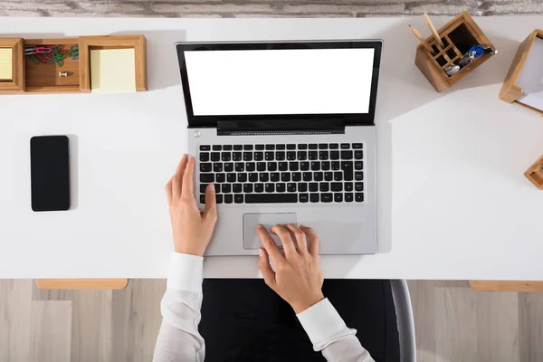 Zakenman die op Laptop werkt — Stockfoto