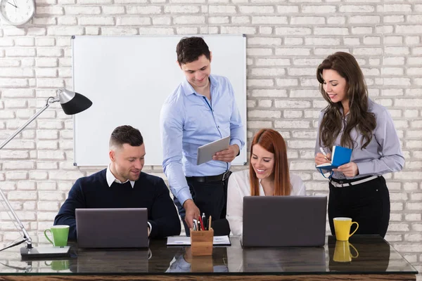 Empresarios Reunión Discuten Temas Actuales Oficina Moderna —  Fotos de Stock