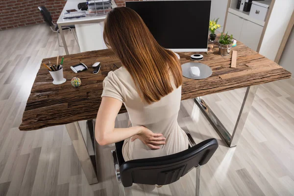 Mujer de negocios con dolor de espalda — Foto de Stock