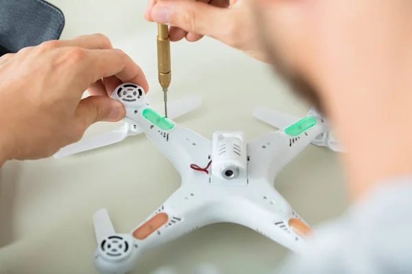 Technikus javítás Quadrocopter Drone — Stock Fotó