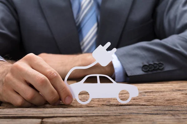 Empresário segurando carro de papel — Fotografia de Stock