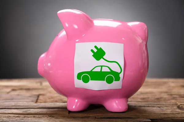 Carro elétrico em Pink Piggybank — Fotografia de Stock