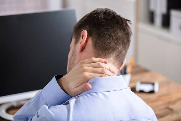 Üzletember szenvednek nyaki fájdalom — Stock Fotó