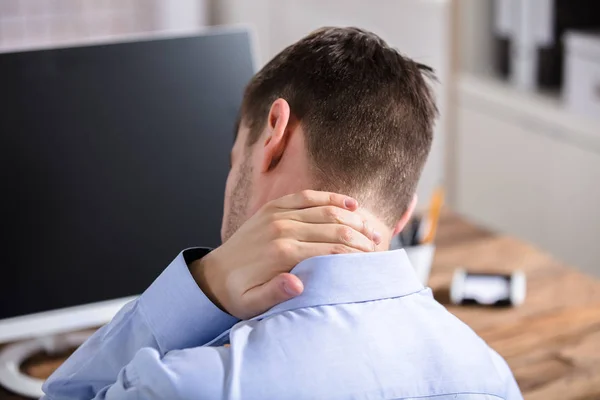 Empresário sofrendo de Neck Ache — Fotografia de Stock