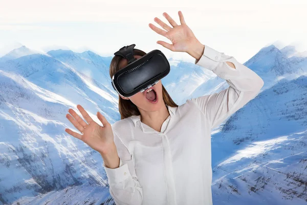 Femme portant la réalité virtuelle — Photo