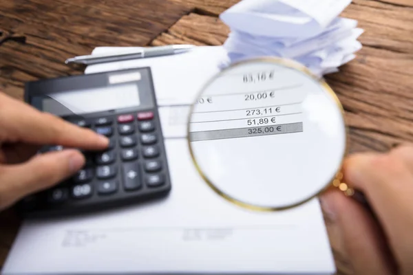 Zakenman onderzoekende factuur — Stockfoto