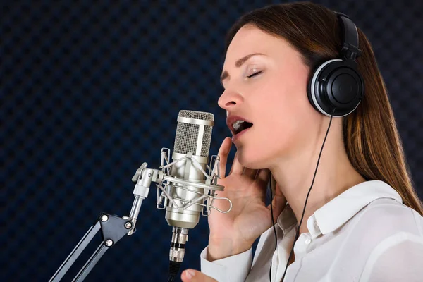 Singer kobieta ze słuchawkami — Zdjęcie stockowe