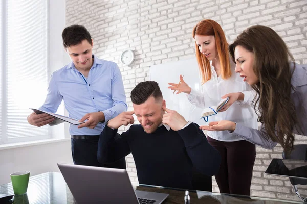 Angry Business People Pointing Male Colleague Meeting Office Dalam Bahasa — Stok Foto