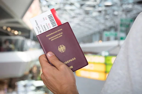 사람이 여권 및 티켓을 들고 — 스톡 사진
