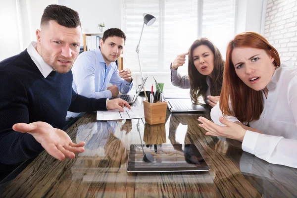 Grupo Executivos Negócios Reclamando Para Câmera Escritório — Fotografia de Stock