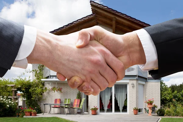 Realtor agitando as mãos com o cliente — Fotografia de Stock