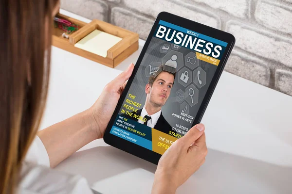 Businesswoman Looking At Magazine — Stock Photo, Image