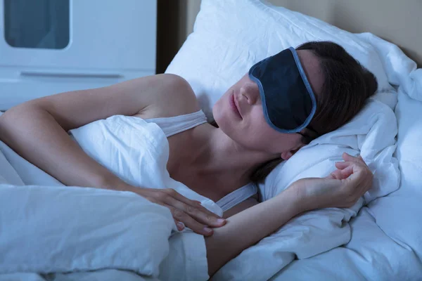 Kvinna som sover i Eye Mask — Stockfoto