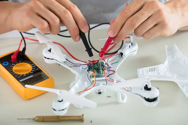 Людина тестування електричні Drone — стокове фото
