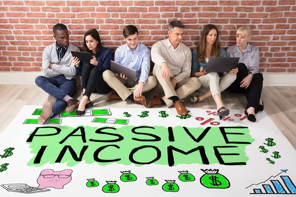 Groep Mensen Kijken Naar Passieve Inkomsten Tekst Verdieping — Stockfoto
