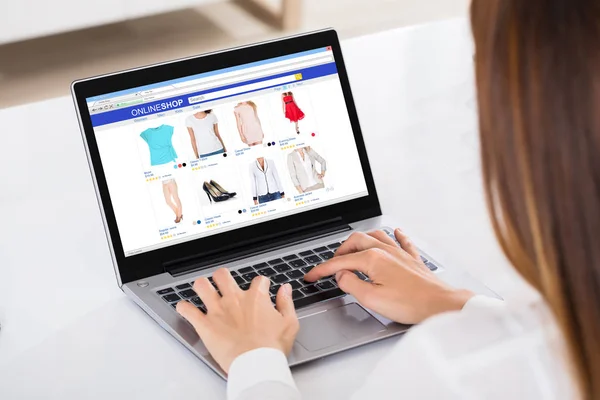 Businesswoman Shopping On Laptop — Stock Photo, Image