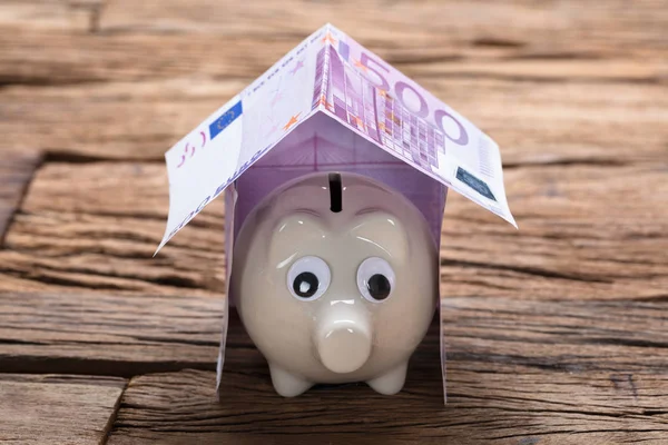 Piggybank en casa modelo — Foto de Stock