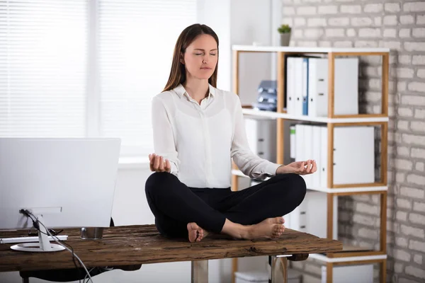 Affärskvinna mediterar i office — Stockfoto