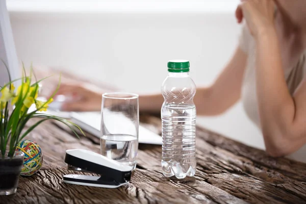 Пляшка води і питне скло — стокове фото