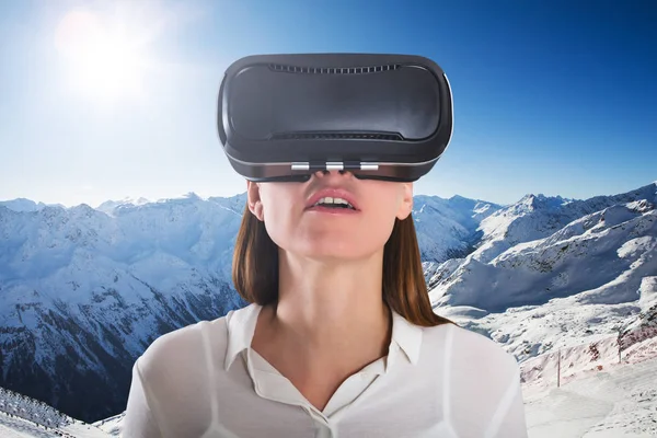 Mulher vestindo realidade virtual — Fotografia de Stock