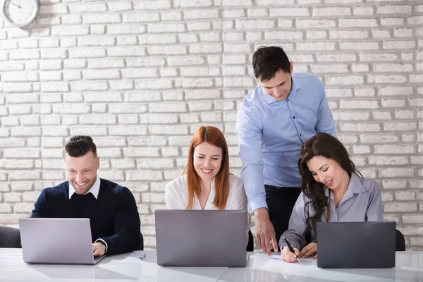 Jeune Homme Affaires Heureux Aider Les Femmes Bureau — Photo