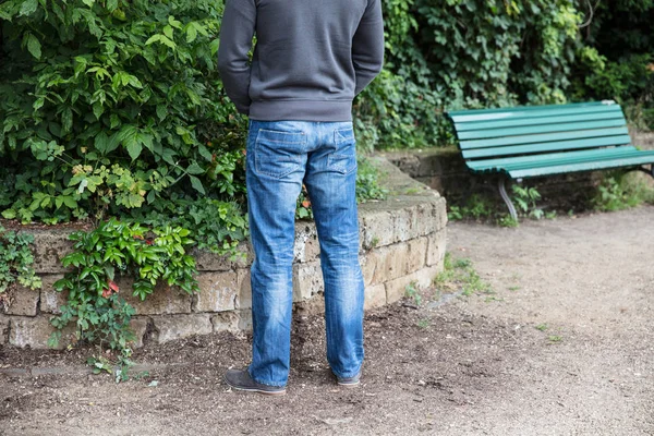 Homem fazendo xixi no parque — Fotografia de Stock