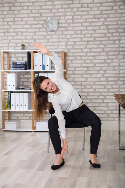 Kvinna Manager Stretching hennes armar — Stockfoto