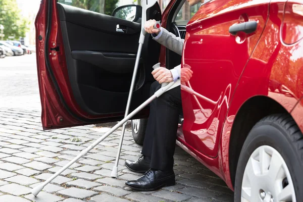 Persona con discapacidad que entra en el coche —  Fotos de Stock