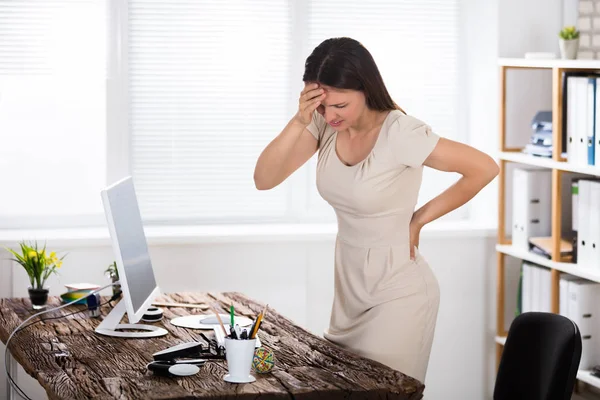 Безробітна жінка страждає від болю у спині — стокове фото