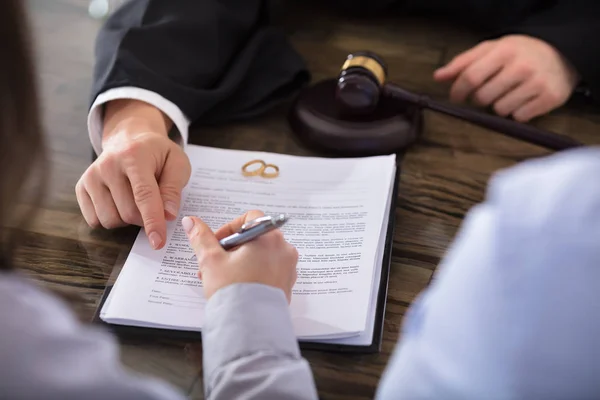 Close Female Signing Contract Desk Courtroom — Stock Photo, Image