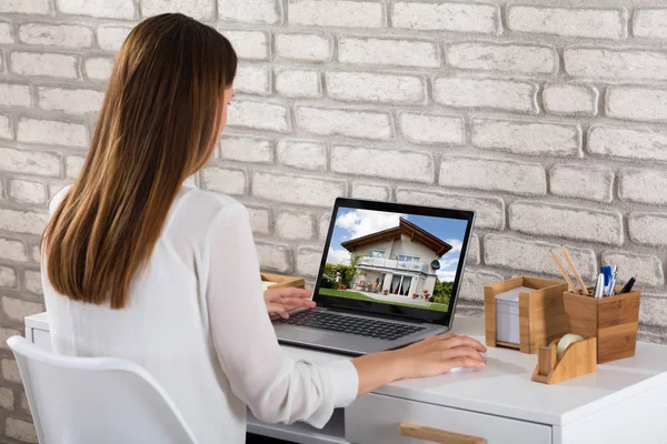 Zakenvrouw kijken naar laptop — Stockfoto